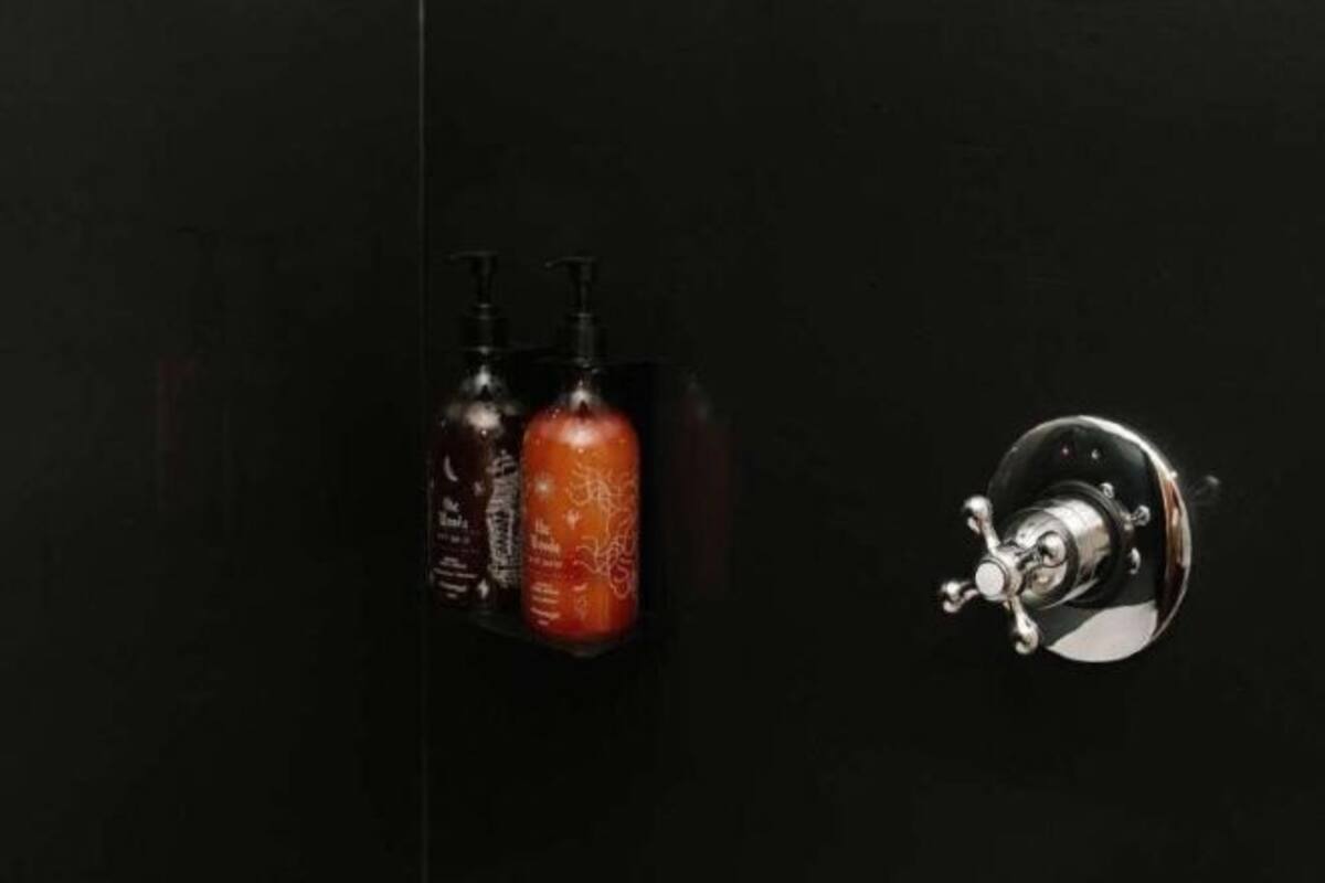 Douche, articles de toilette écologiques, sèche-cheveux