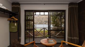 Soundproofing, free WiFi, bed sheets