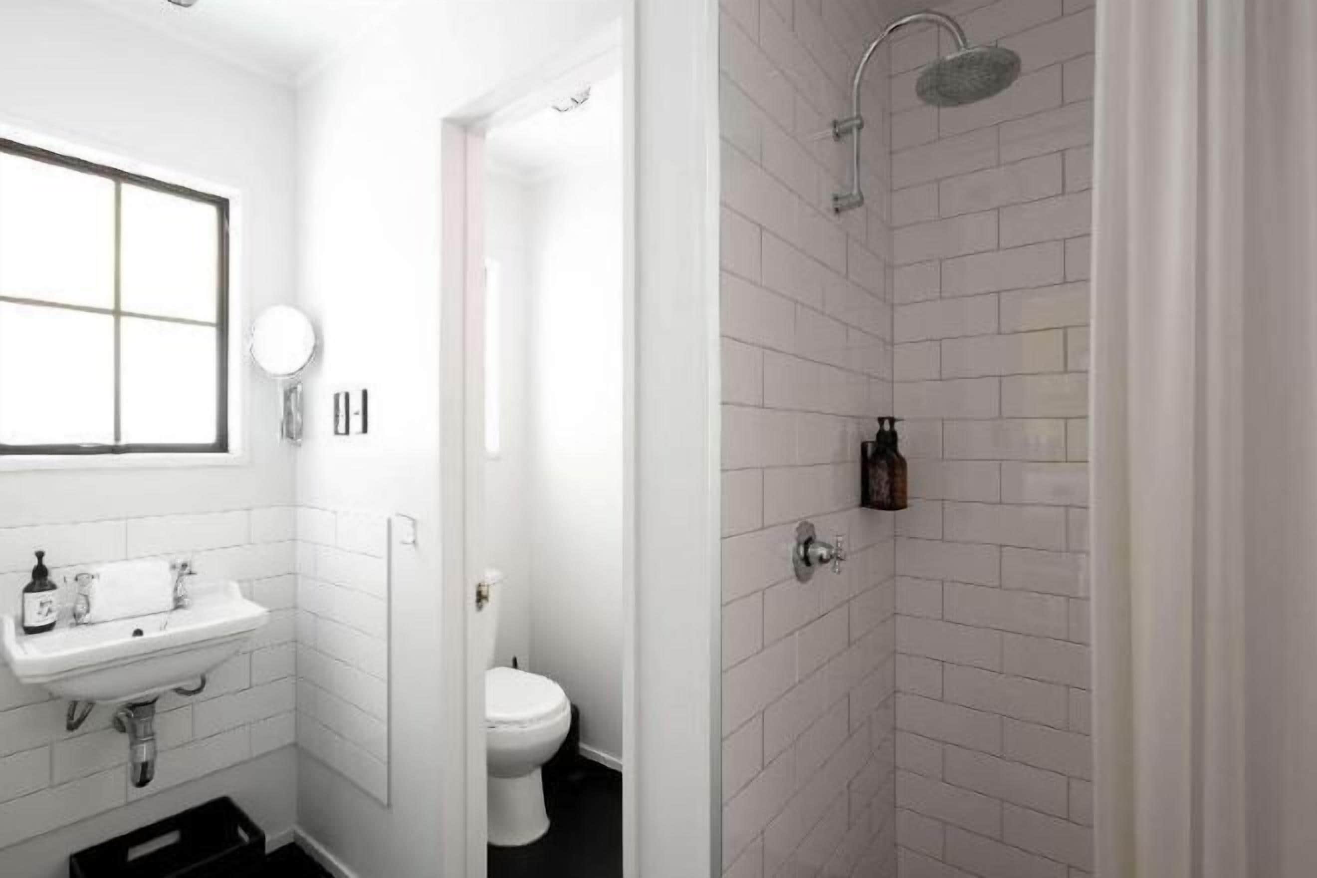 シャワー、環境にやさしいバスアメニティ、ヘアドライヤー、タオル