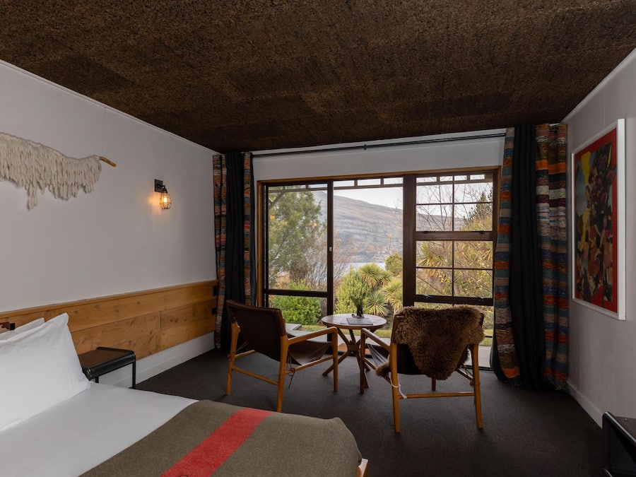 Soundproofing, free WiFi, bed sheets