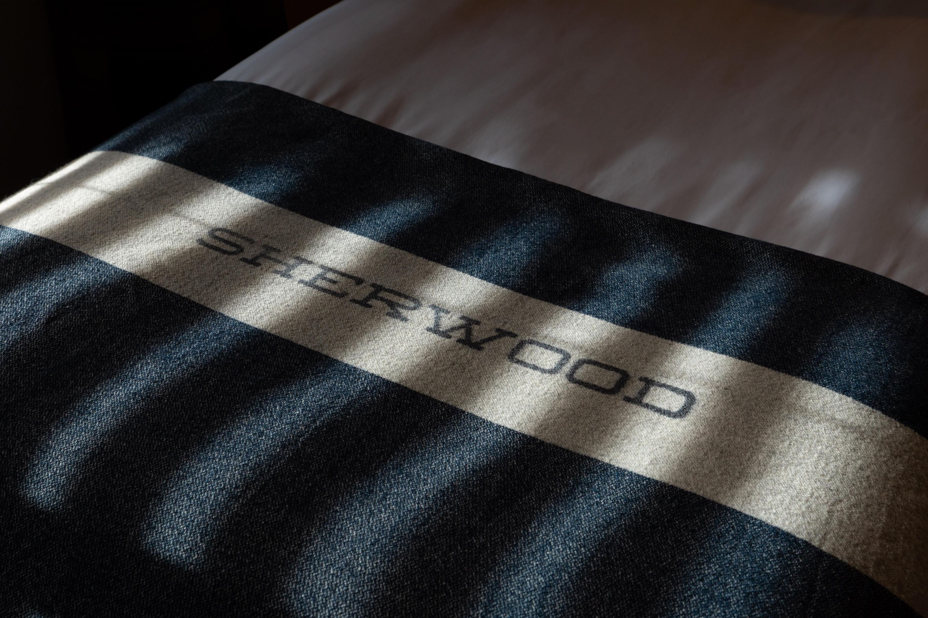 Tejido a rayas con el texto 'SFERWOOD'.