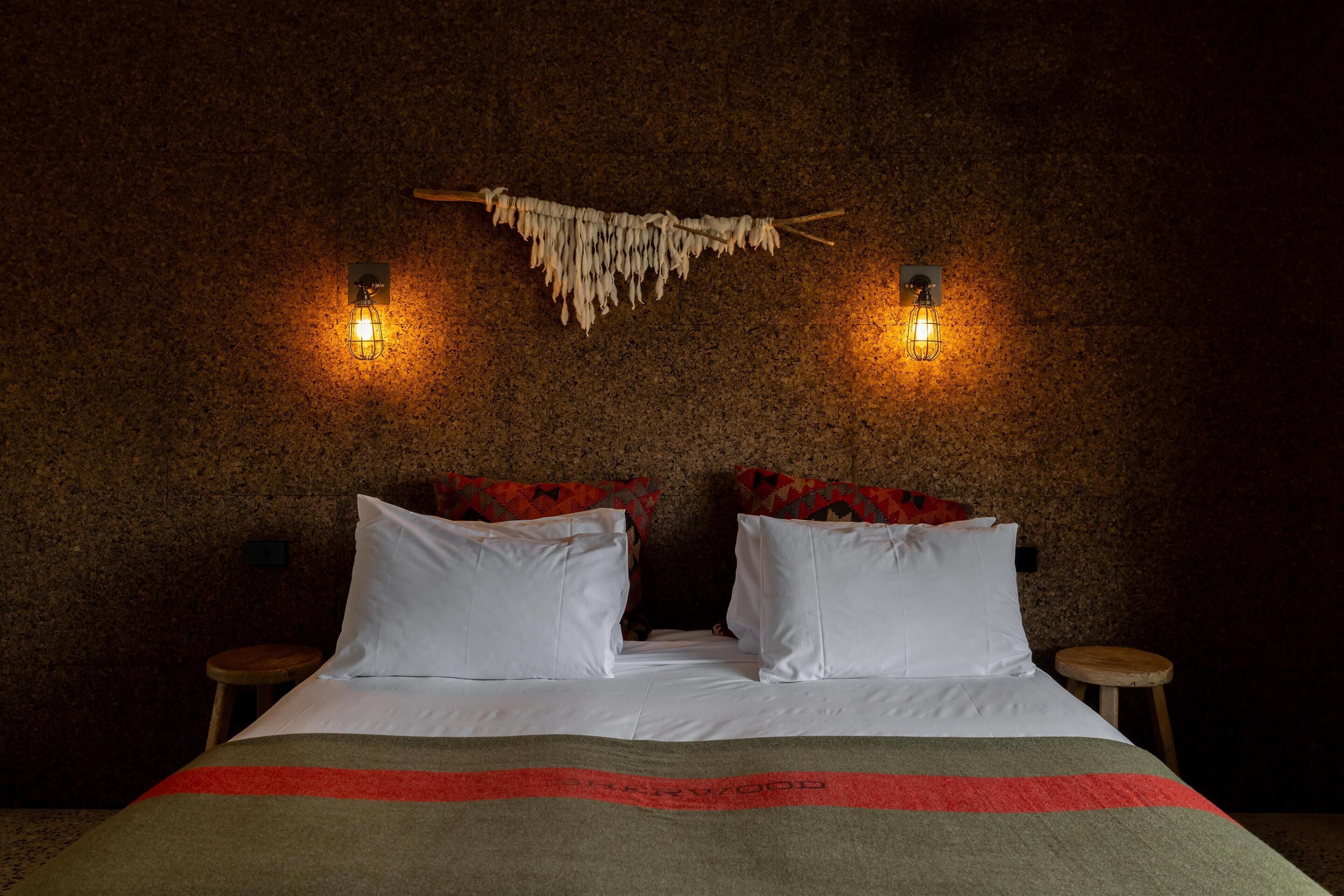 STANDARD KING ROOM WITH MOUNTAIN VIEW