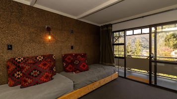 Soundproofing, free WiFi, bed sheets