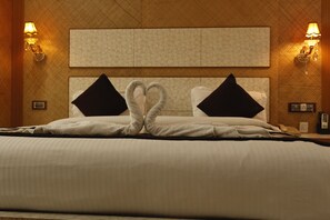 Minibar, coffres-forts dans les chambres, bureau