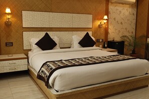 ミニバー、セーフティボックス (室内)、デスク、可動式ベッド