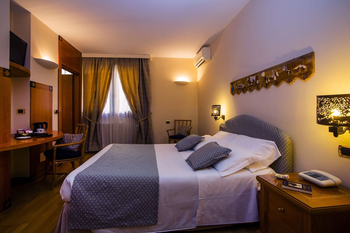 Standard Double or Twin Room | Minibar, in-room safe, desk, soundproofing