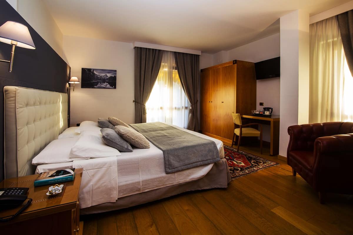 Suite – junior | Minibar, safe på rommet, skrivebord og lydisolert