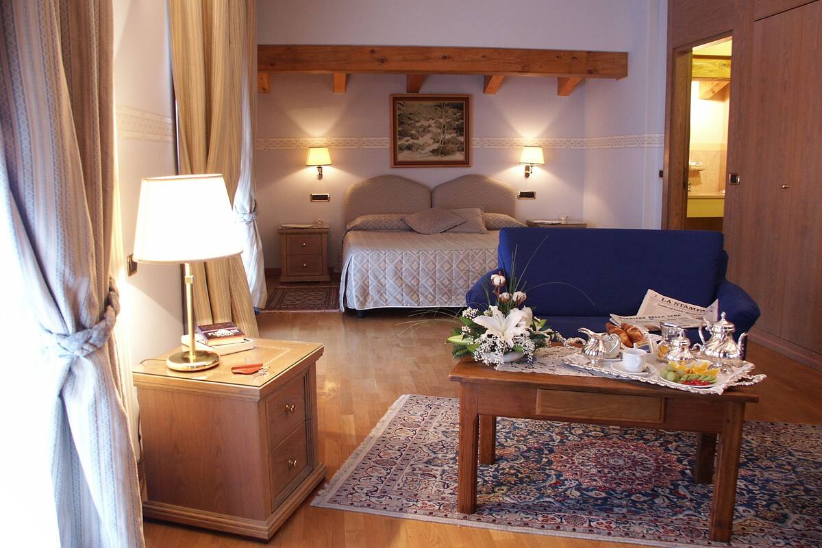 Suite | Minibar, safe på rommet, skrivebord og lydisolert