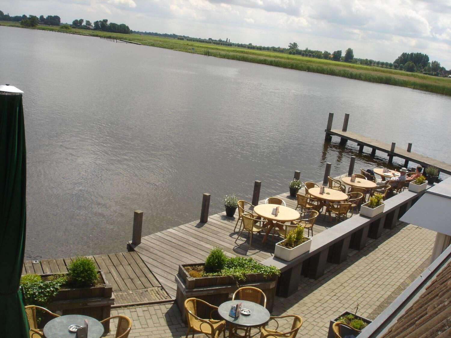 Serveert ontbijt, lunch, diner, lokale en internationale gerechten 