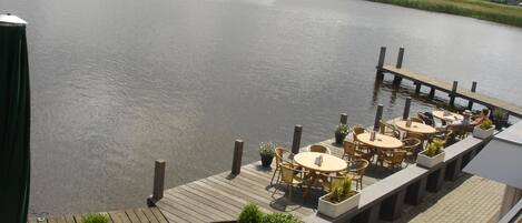 Se sirven desayunos, almuerzos y cenas; cocina local e internacional