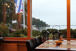 Breakfast, lunch, dinner served; local and international cuisine 