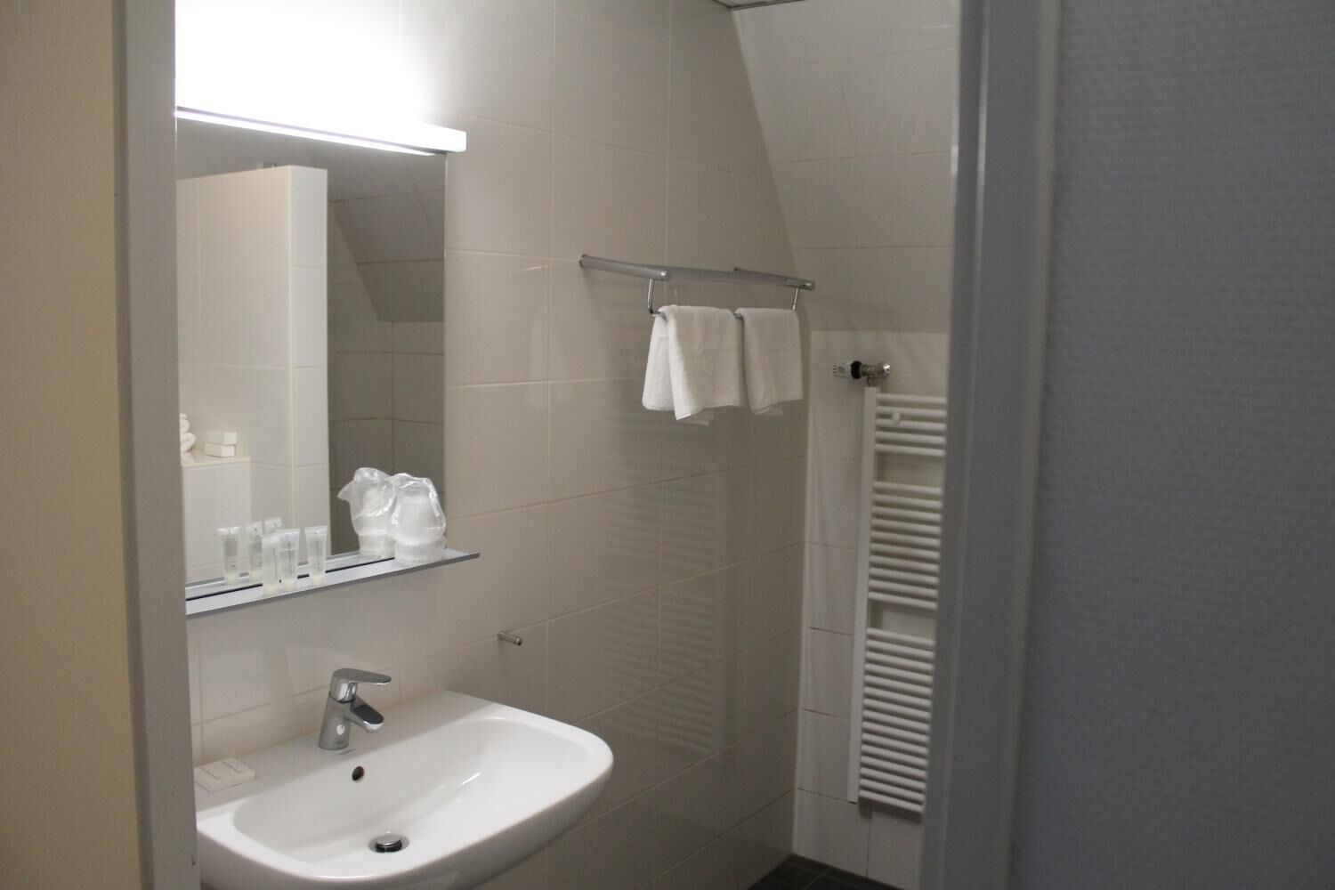 shower, free toiletries