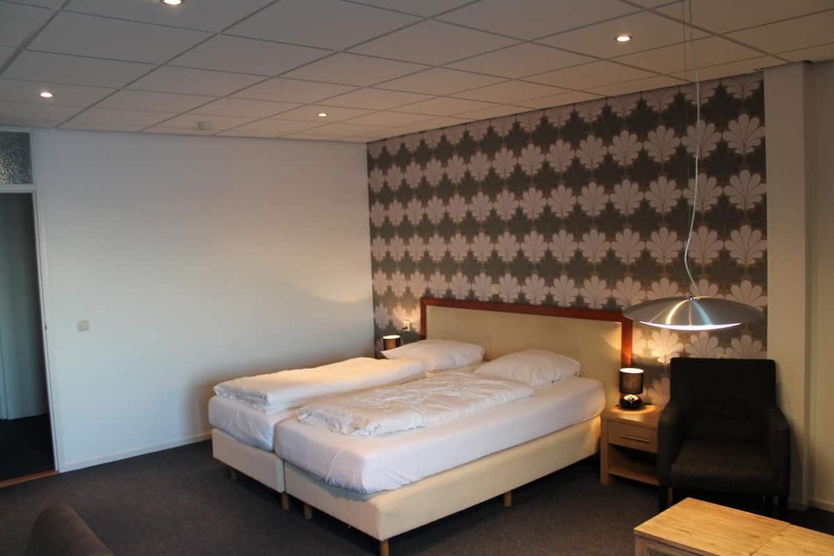 in-room safe, desk, free wifi