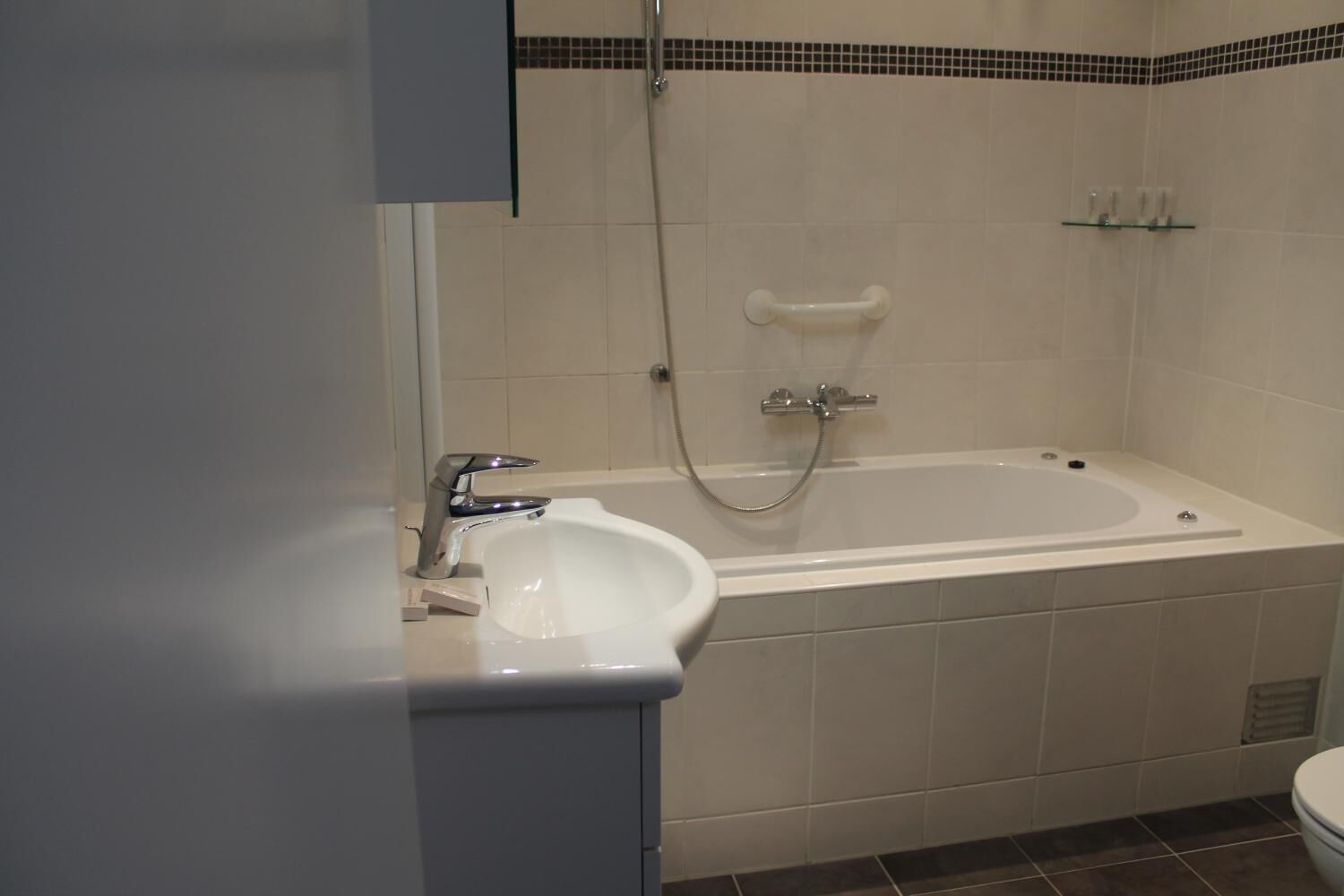 shower, free toiletries