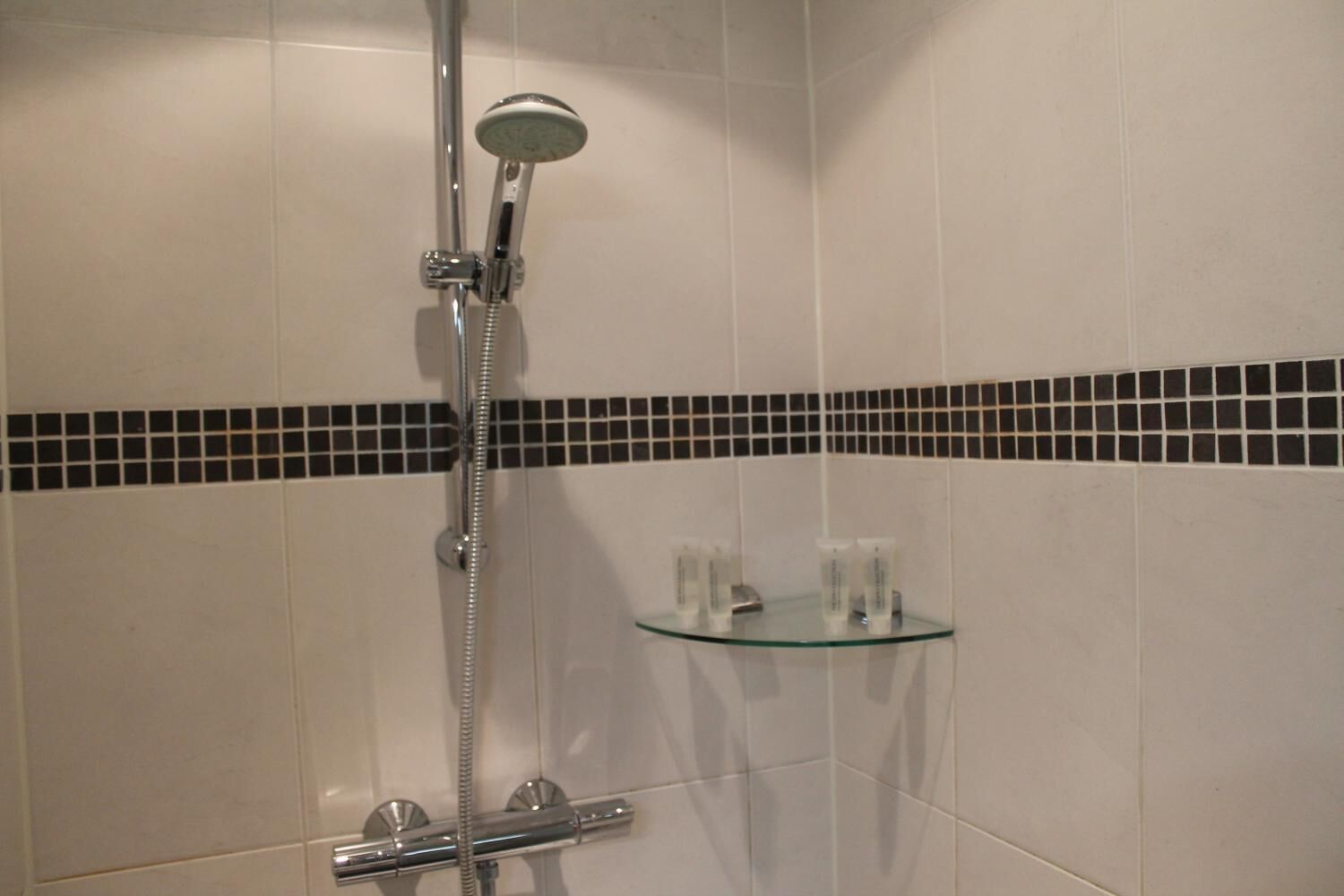 shower, free toiletries