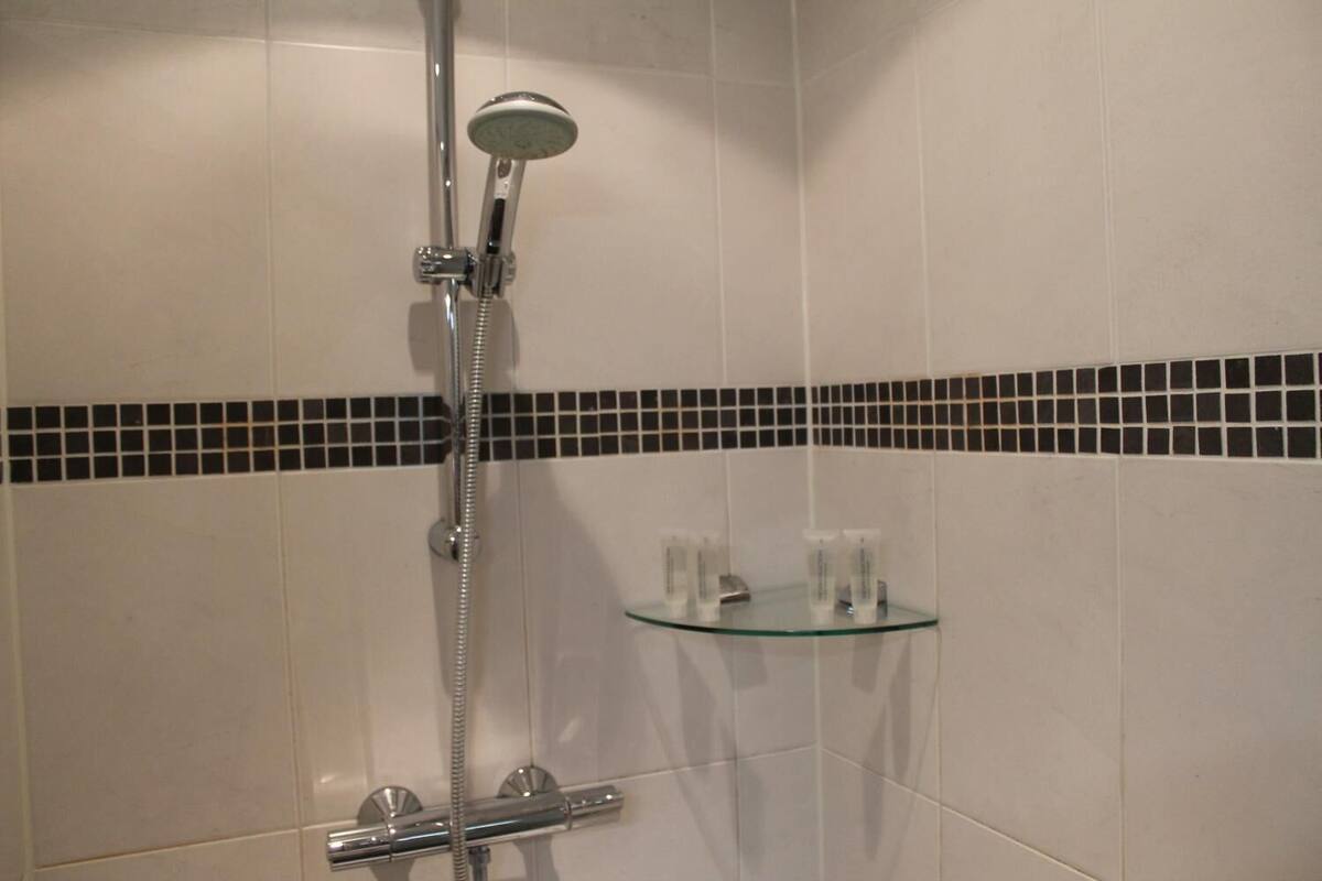 shower, free toiletries