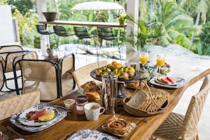 Café da manhã feito na hora grátis todos os dias