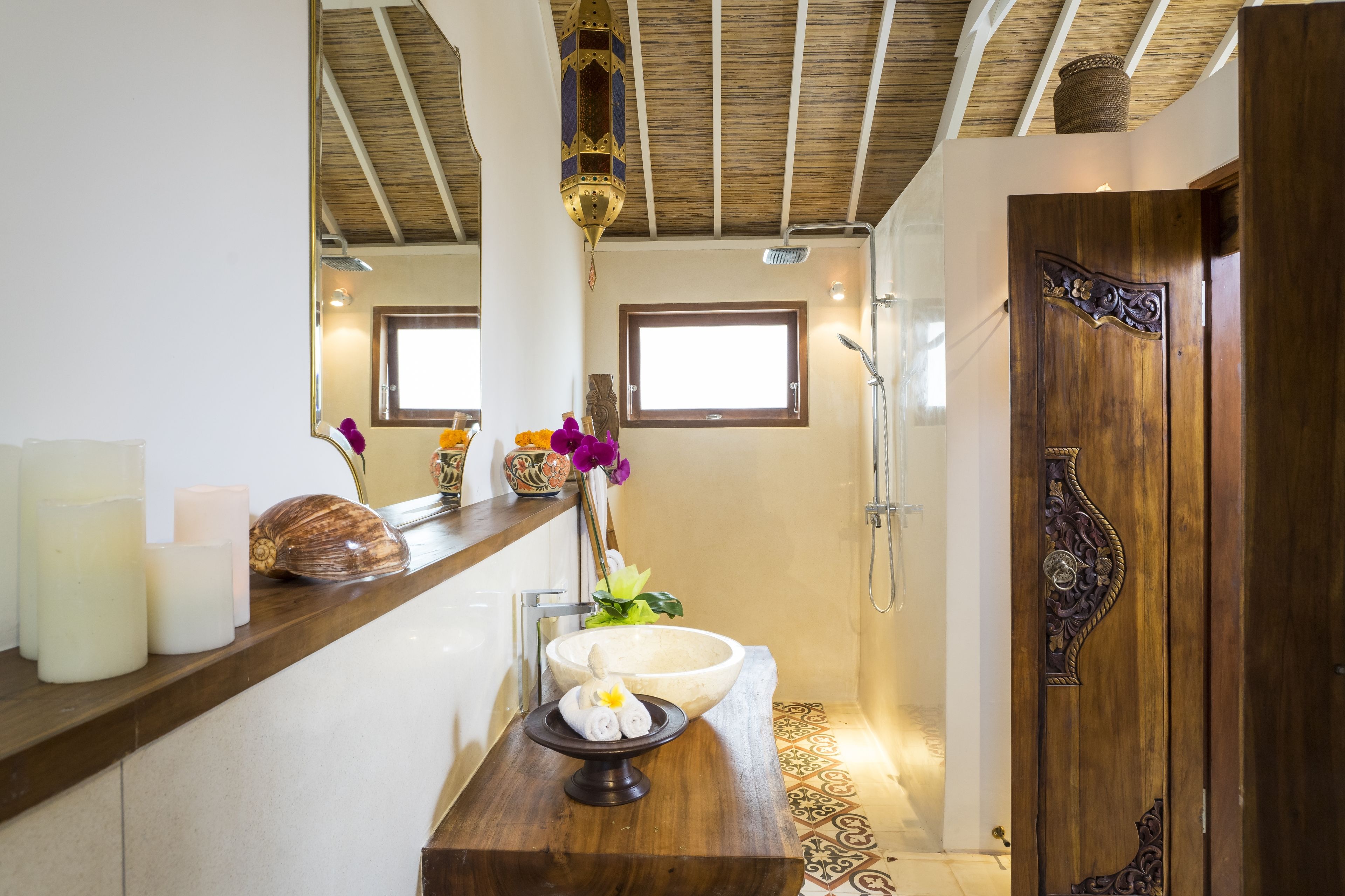 junior suite | bathroom | combined shower/bathtub, free toiletries, hair dryer, slippers