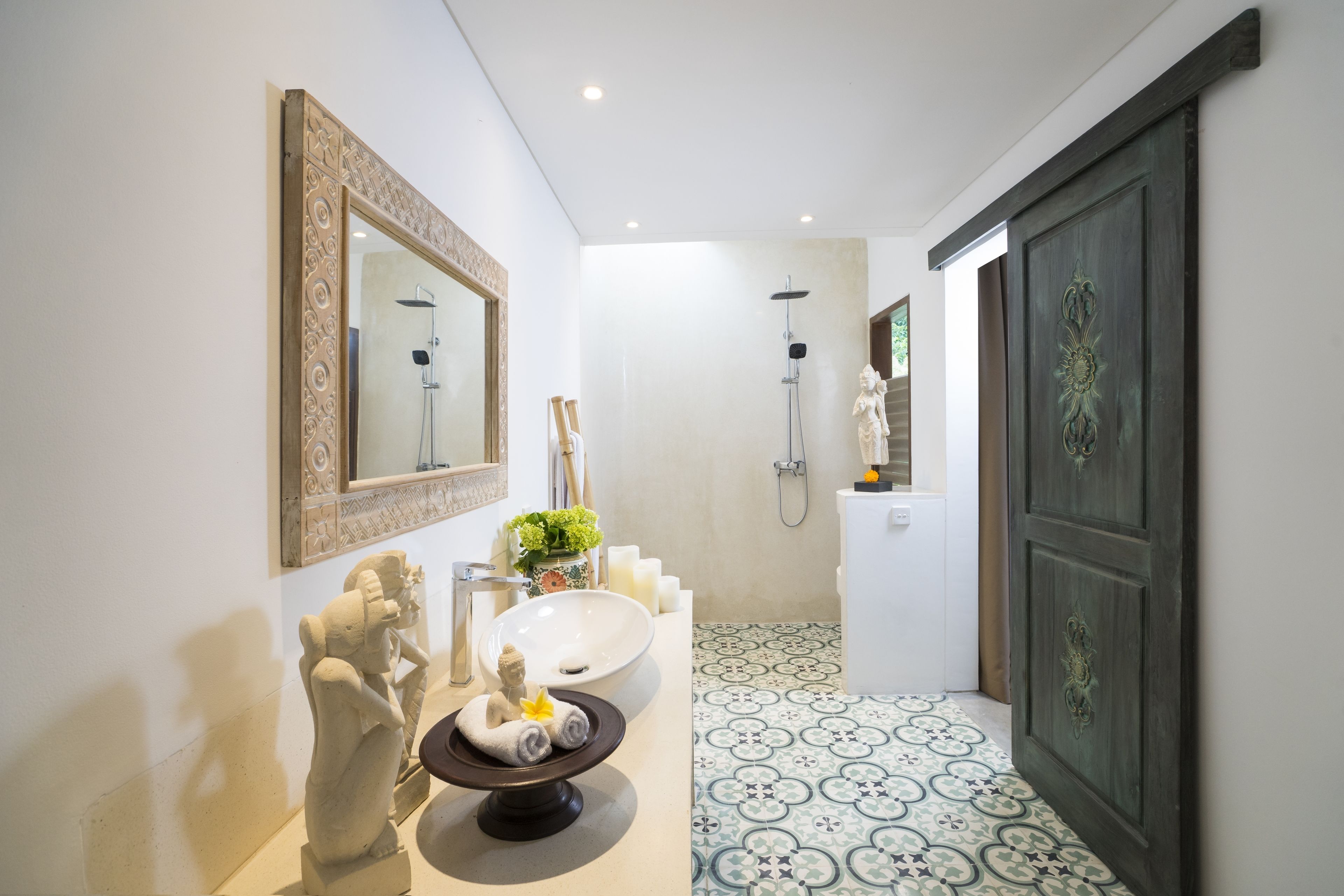 superior room | bathroom | combined shower/bathtub, free toiletries, hair dryer, slippers