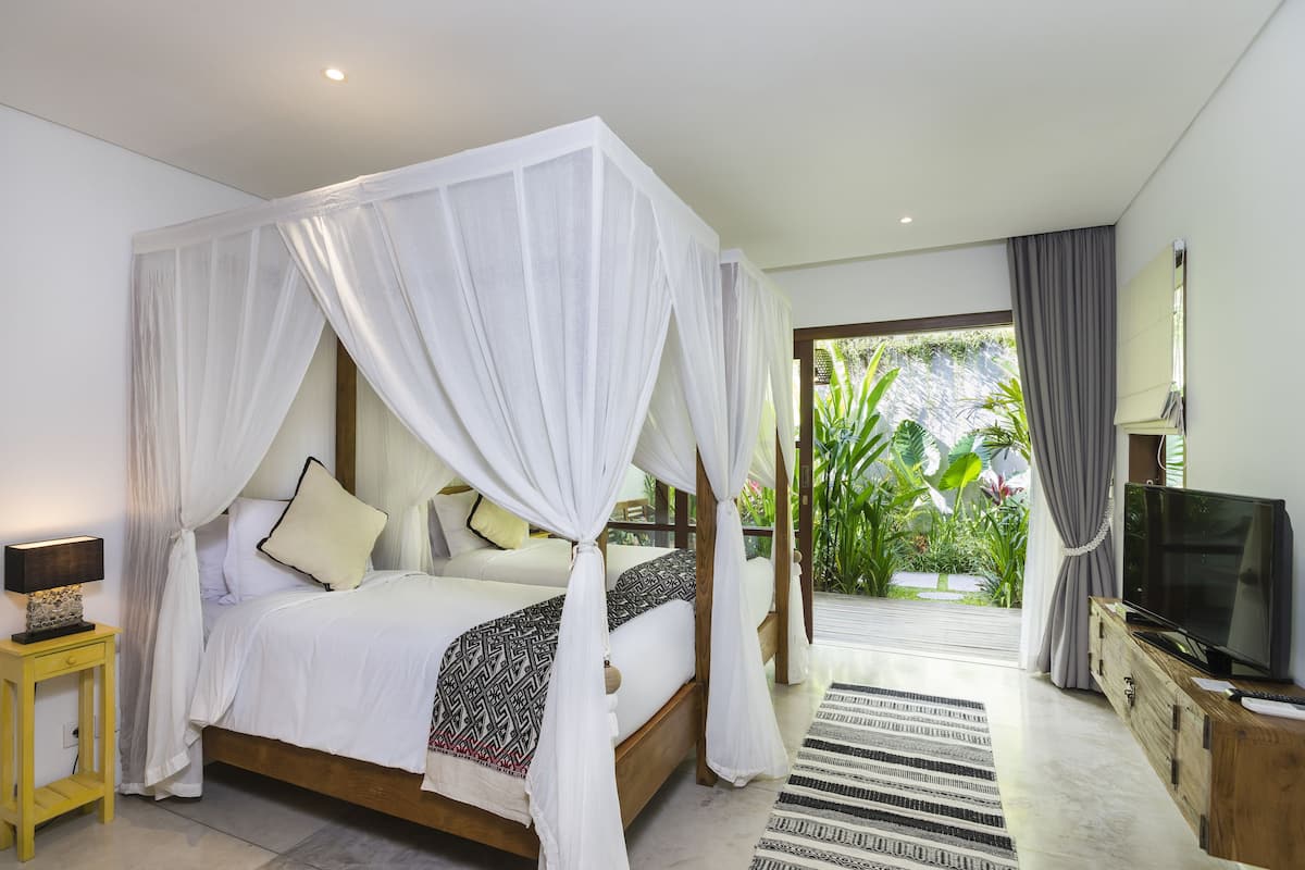 Premium bedding, in-room safe, desk, laptop workspace