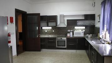 Peti sejuk, ketuhar gelombang mikro, ketuhar