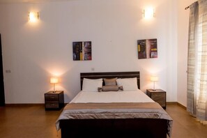 3 bedrooms, premium bedding, in-room safe, desk