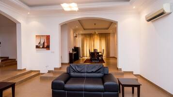 TV layar datar dan film berbayar