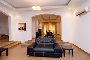 Flat-screen TV, pay films