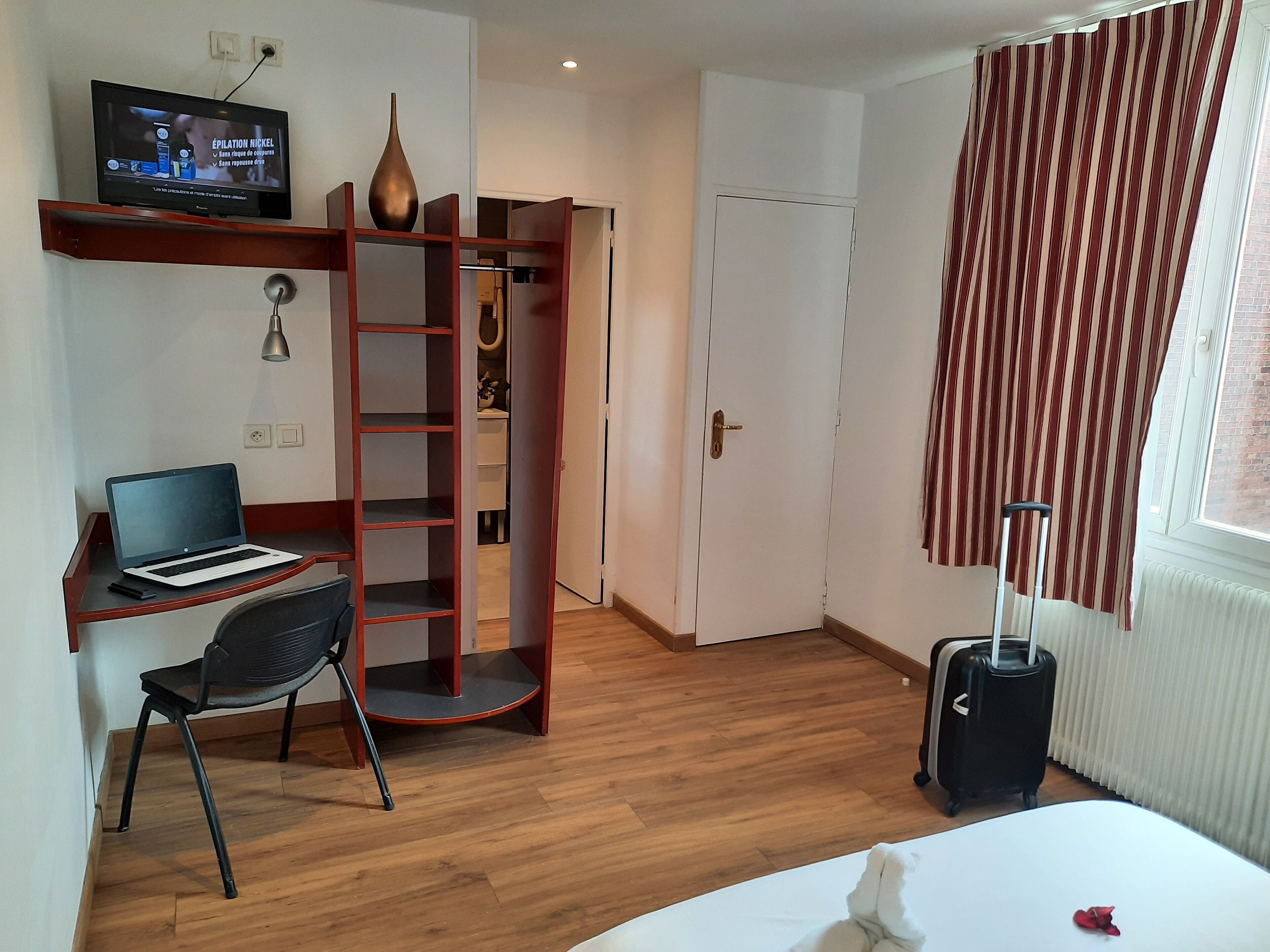 Ropa de cama de alta calidad, colchones con efecto memoria y escritorio 