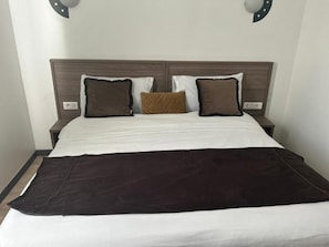 Premium bedding, memory-foam beds, desk, soundproofing - Hôtel le Clémenceau (Valenciennes)