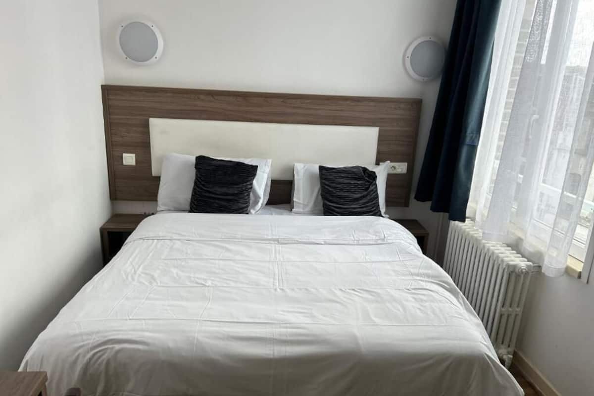Luxe beddengoed, bedden met traagschuimmatras, een bureau