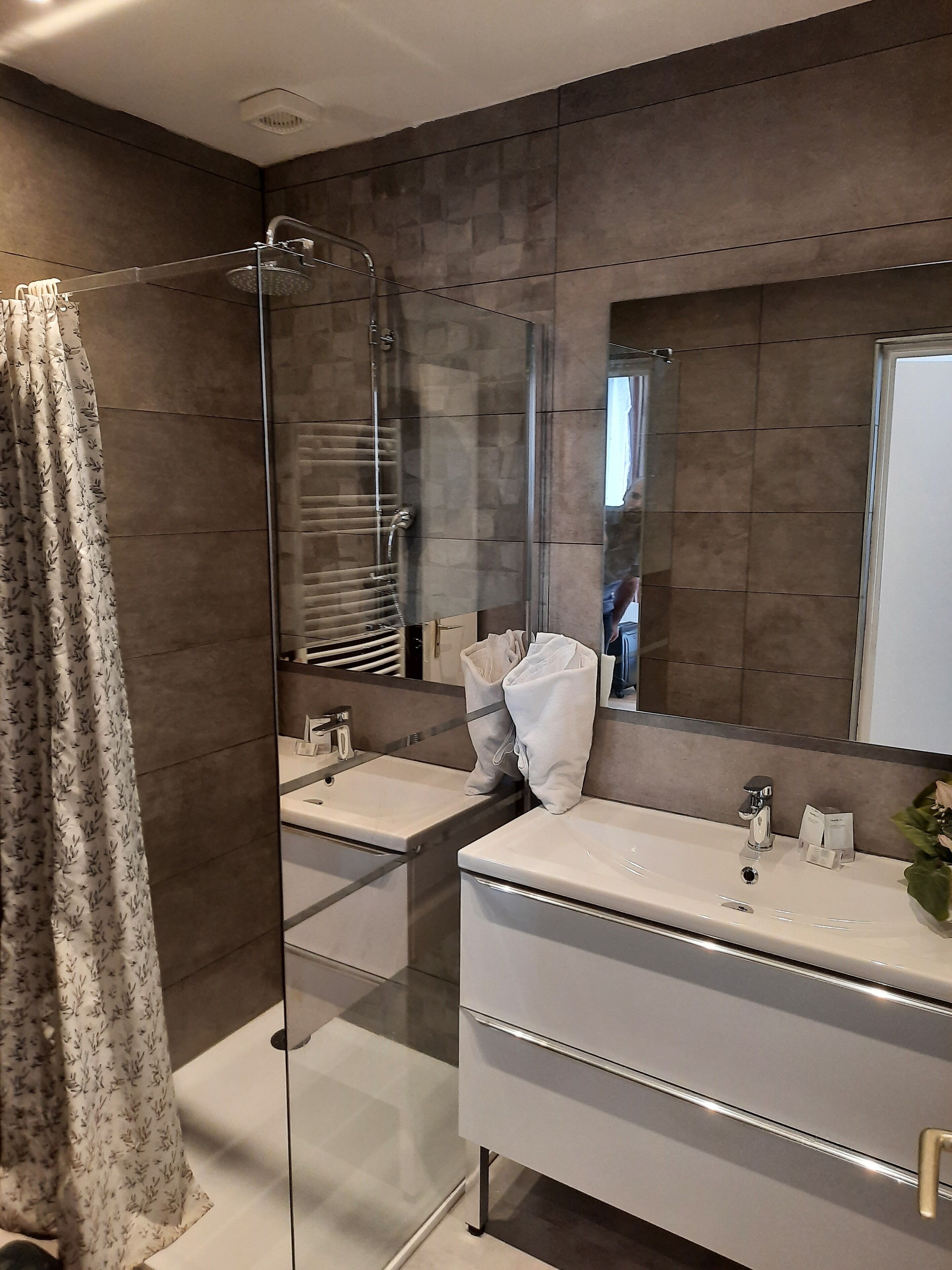 Tweepersoonskamer | Badkamer | Gratis toiletartikelen, een haardroger, handdoeken