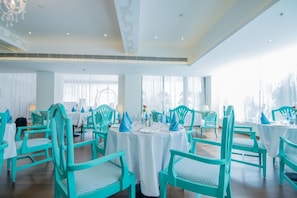 Serveert ontbijt, lunch, diner, internationale gerechten