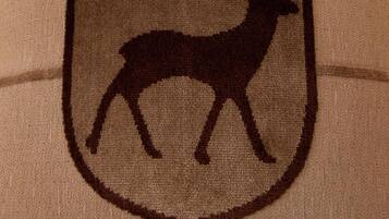 Een logo met een herten afbeelding en de tekst 'MONTBLANC' op een stoffen achtergrond.