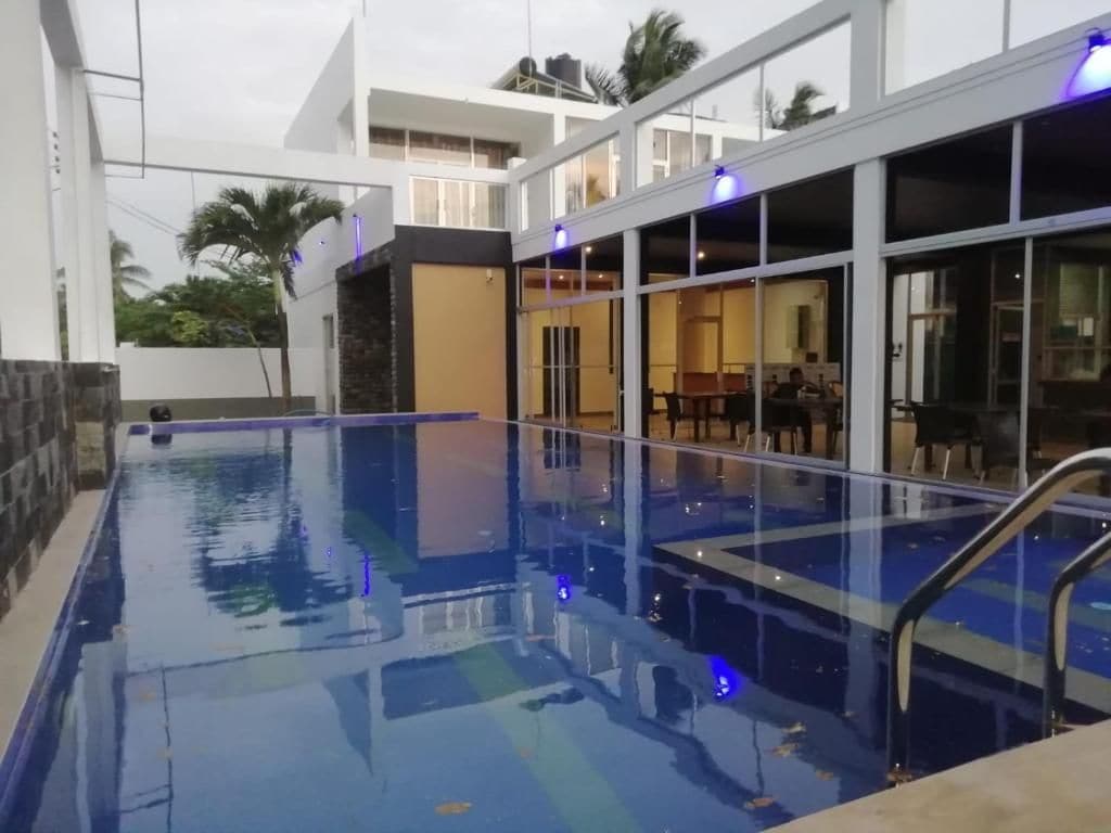 Ein Hallenbad mit Glaswänden, einem Essbereich und moderner Architektur.