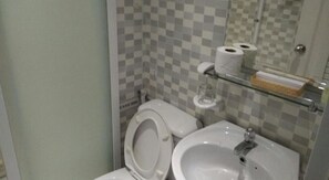 Shower, free toiletries, hair dryer, slippers - Nhu Phuc Hotel (Ho Chi Minh City)