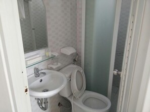Deluxe-Doppelzimmer | Badezimmer | Dusche, kostenlose Toilettenartikel, Haartrockner, Hausschuhe