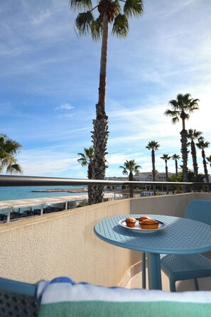 Chambre Triple, balcon, vue mer | Vue sur l’eau