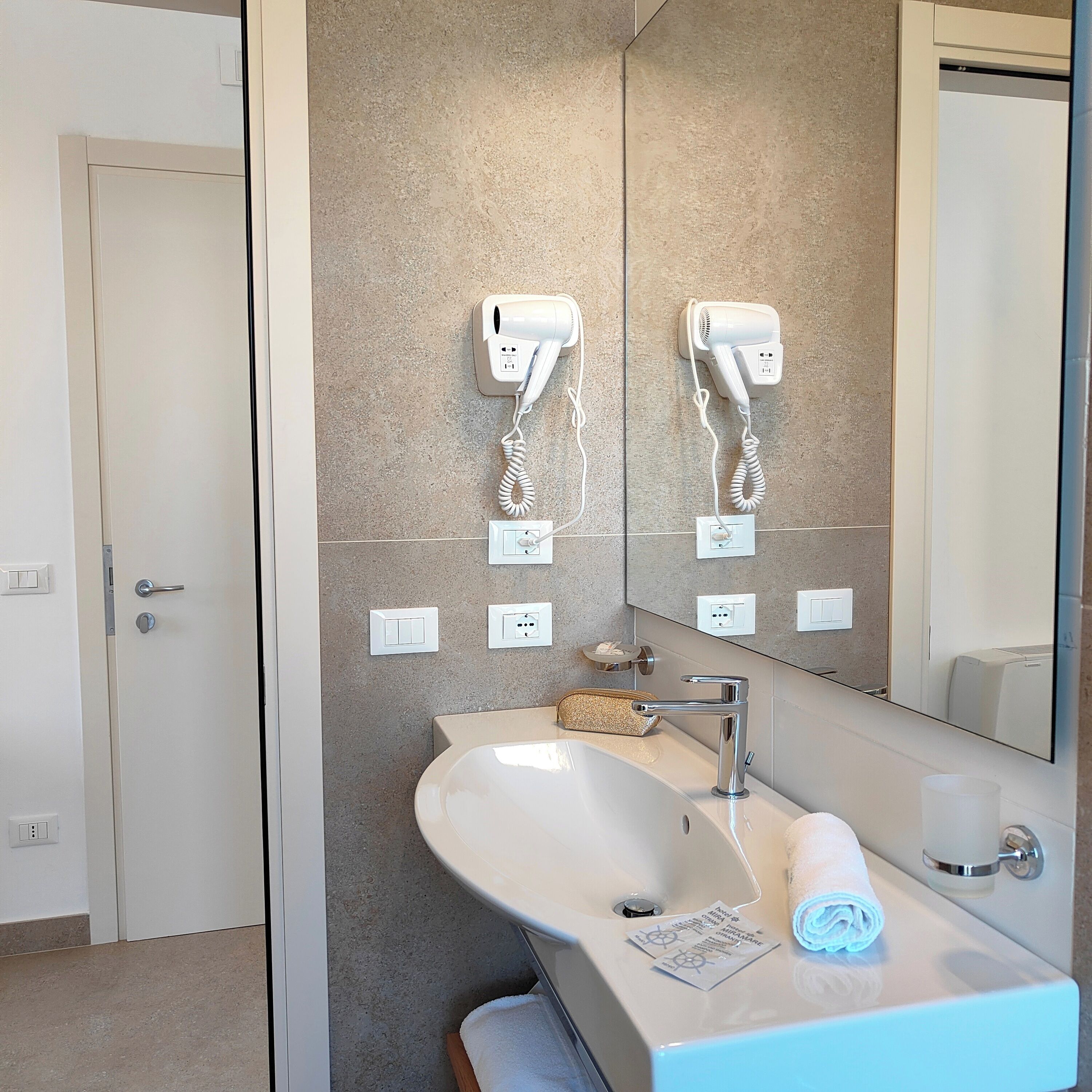 standard double room | bathroom | shower, free toiletries, hair dryer, bidet