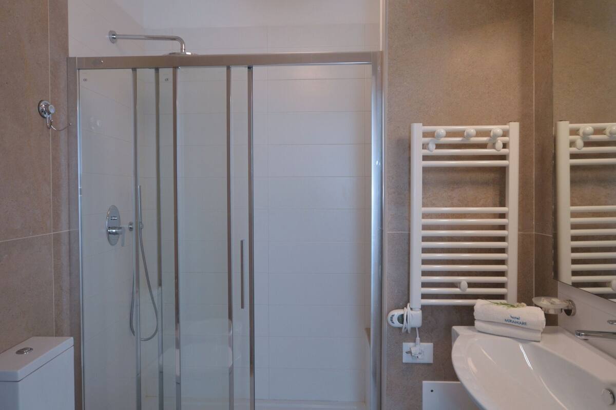 triple room, balcony, partial sea view | bathroom | shower, free toiletries, hair dryer, bidet