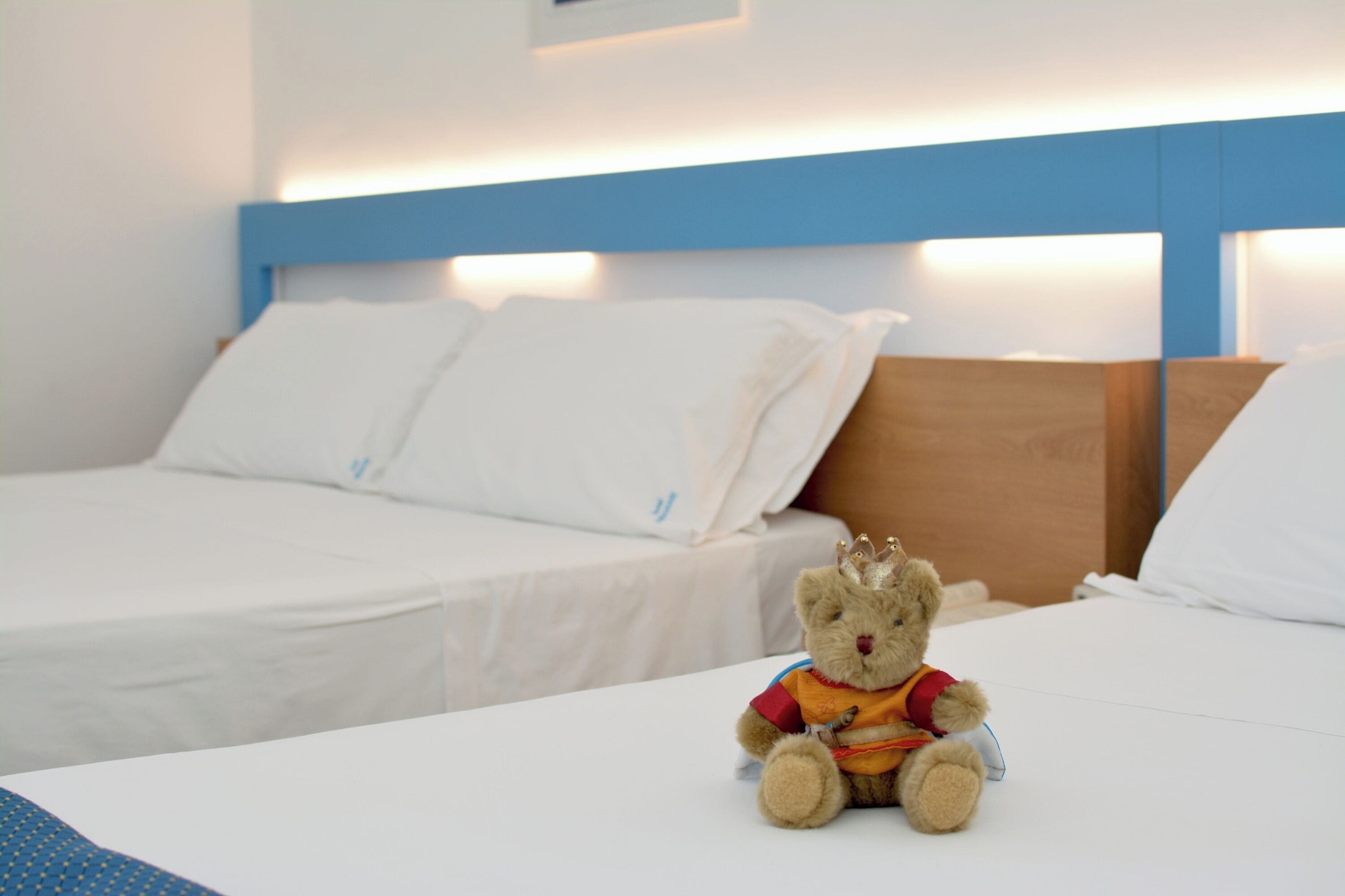 Habitación triple, balcón, vistas al mar | Escritorio, cortinas opacas, sistema de insonorización y wifi gratis