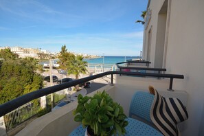 Driepersoonskamer, balkon, gedeeltelijk uitzicht op zee | Balkon