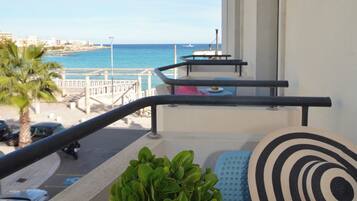 Chambre Triple, balcon, vue partielle sur la mer | Vue depuis le balcon