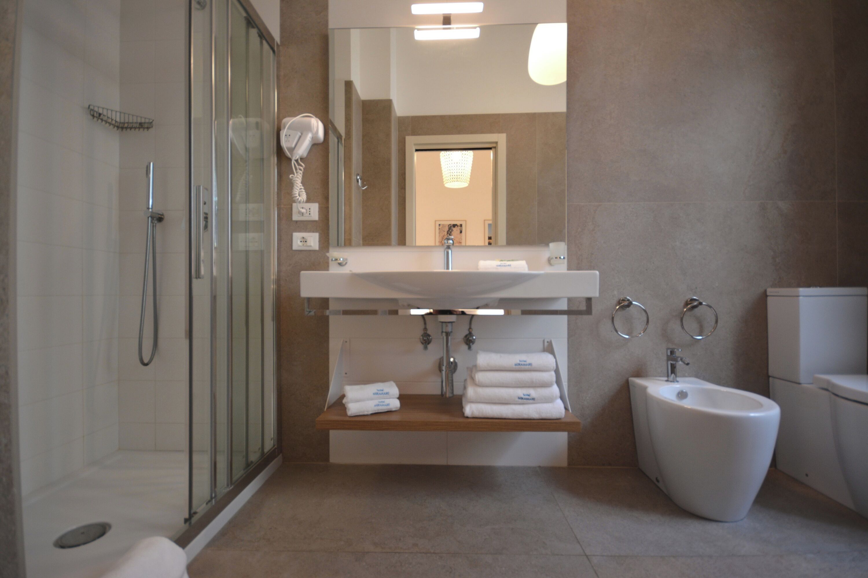 standard double room | bathroom | shower, free toiletries, hair dryer, bidet