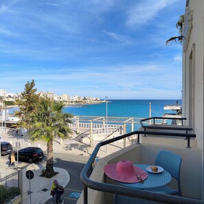 Doppelzimmer, Balkon, eingeschränkter Meerblick | Balkon