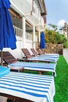 En la playa, arena negra, buceo, pesca