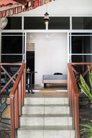 Minibar, decoración personalizada, muebles diferentes y wifi gratis 