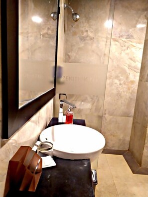 Bathroom - Zenith Hotel Kendari (Kendari)