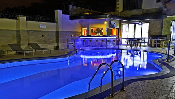 Outdoor pool - Gramo Suites (Nairobi)