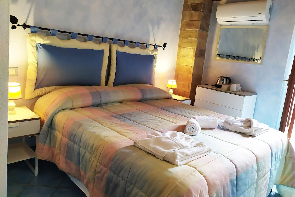 Classic-Zimmer, 1 Queen-Bett, eigenes Bad | Daunenbettdecken, kostenloses WLAN, Bettwäsche
